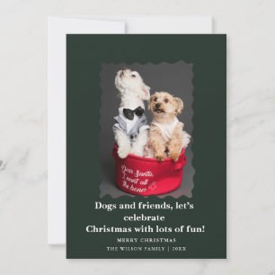 Chiens drôles et mignons disant carte de vacances 