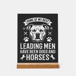 Chiens et chevaux menant les hommes