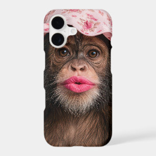 Chimpanzé portant du rouge à lèvres rose