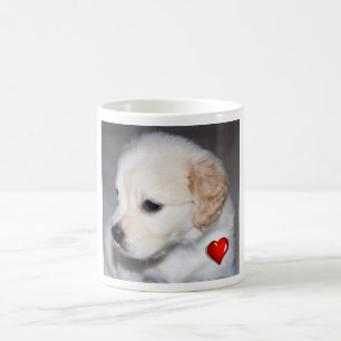 Chiot de golden retriever avec une tasse rouge de