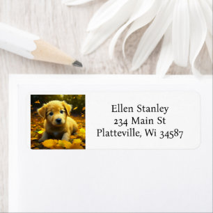 Chiot jaune du Labrador jouant dans les feuilles d