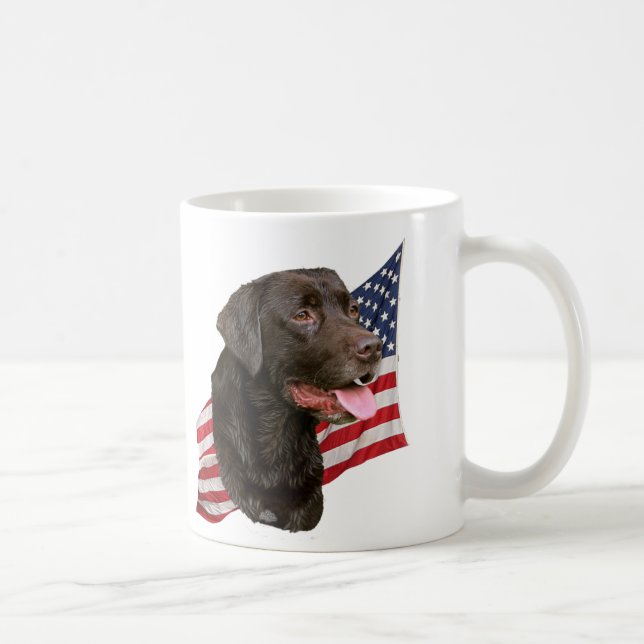 Chocolat labrador retriever et tasse de drapeau (Droite)