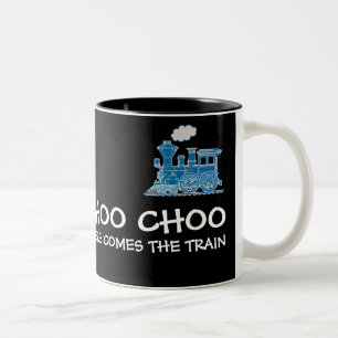 Choo Choo ici vient la marine de train et la tasse