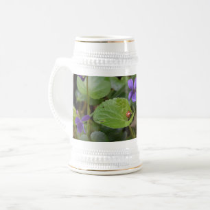 Chope À Bière Coccinelle sur fleurs de violettes odorantes
