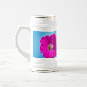 Chope À Bière fleur de pétunia rose sur fond bleu.