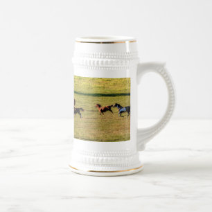 Chope À Bière Un troupeau de chevaux sur une équine