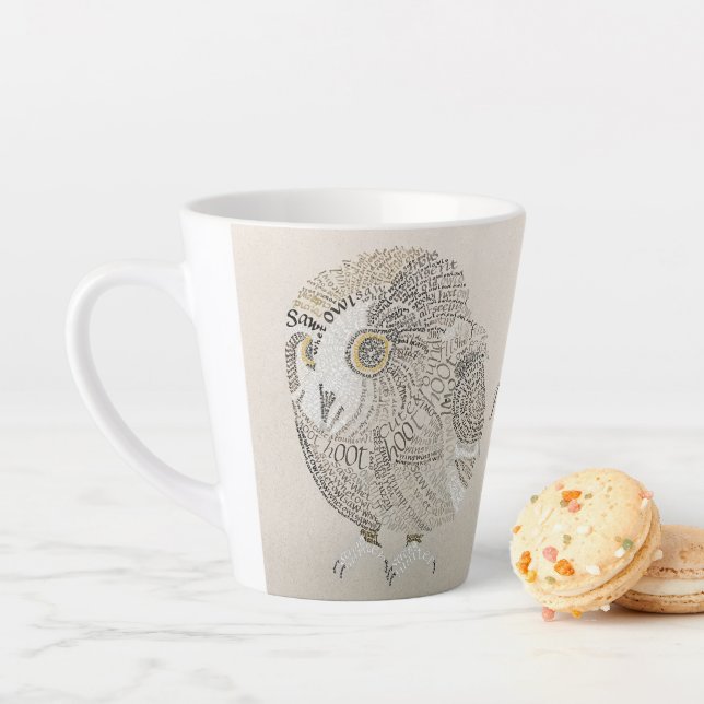 Chouette Calligramme Latte Mug (En situation)
