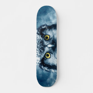 Chouette dans le skateboard de neige
