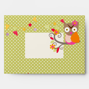 Chouette dans les enveloppes rose et orange