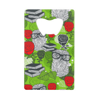 Chouette en roses rouges