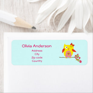 Chouette mignonne en branche avec fleurs roses Per