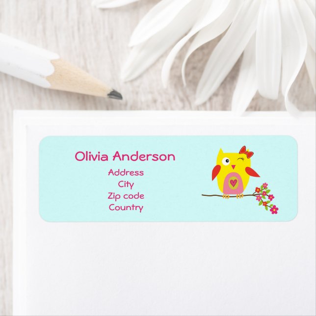 Chouette mignonne en branche avec fleurs roses Per (En situation)