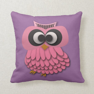 Chouette rose mignonne sur un oreiller violet