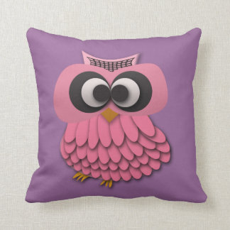 Chouette rose mignonne sur un oreiller violet