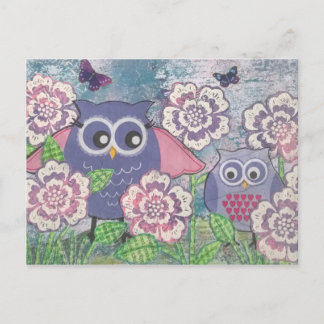 Chouettes au milieu des fleurs carte postale