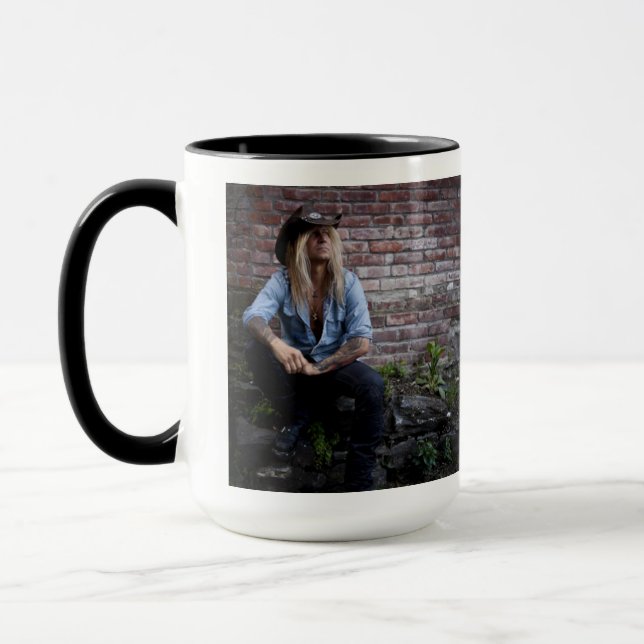 Chris Caffery assis par Brick Wall Mug (Gauche)
