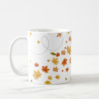 Chute tasse de café avec feuilles soufflants
