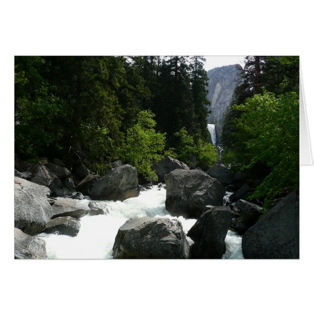 Chutes vernales à la distance à Yosemite (Devant horizontal)