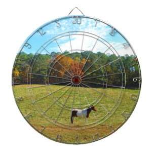 Cible De Fléchettes Brown & cheval blanc, arbres d'automne, ciel bleu