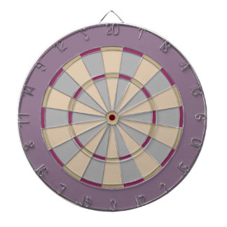 Cible de flechettes colorée dans les neutres mauve