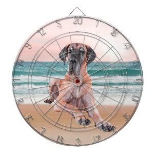 Cible De Fléchettes Coutume Grand Chien Danse assis sur la plage