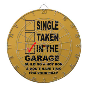 CIBLE DE FLÉCHETTES DANS LE GARAGE BÂTIMENT D'UNE CHAÎNE CHAUDE