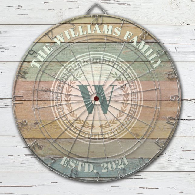 Cible De Fléchettes Monogramme Nom de famille Vintage Crest (Monogram Family name and monogram dartboard with w rustic colored word background for a beachy style)