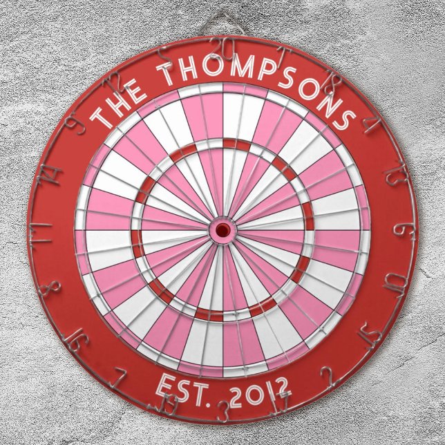 Cible De Fléchettes Nom de famille personnalisé Tableau noir rouge ros (A fun red and pink dartboard. Personalize it with your name. A fun gift for Valentines Day, )