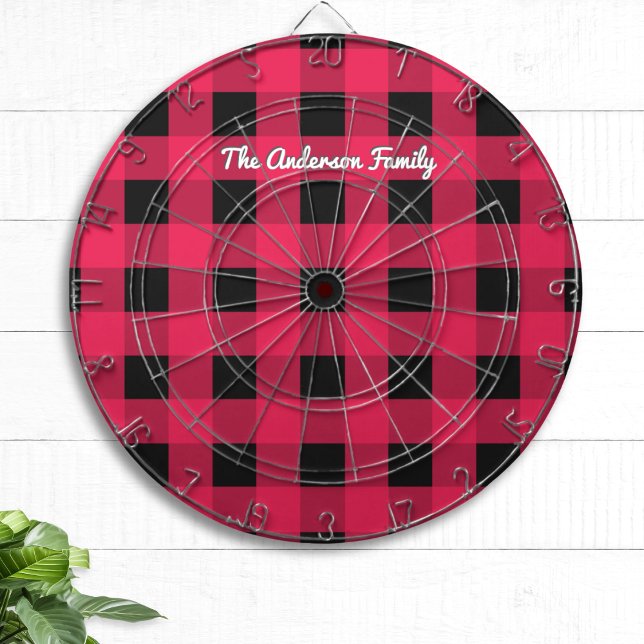 Cible De Fléchettes Rouge Buffalo Plaid Rustic Check Patterned Personn (A dart board with rustic red and black buffalo check pattern and custom name in script typography)