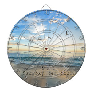 Cible De Fléchettes Soleil, Ciel. Mer. Sable. Scène Plage 