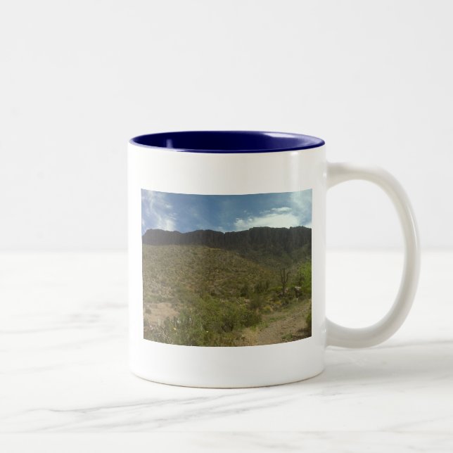 Ciel bleu avec la tasse de saut d'Apache (Droit)