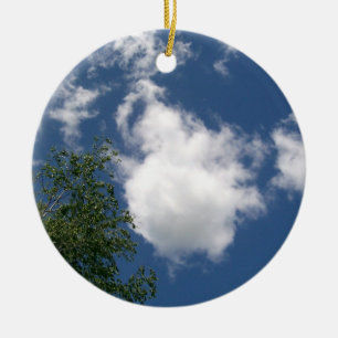 Ciel bleu avec nuages et ornement d'arbre