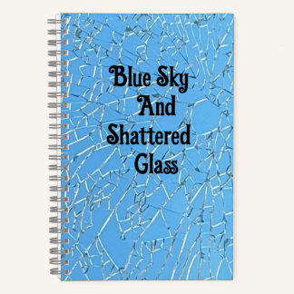Ciel bleu et livre de croquis en verre brisé
