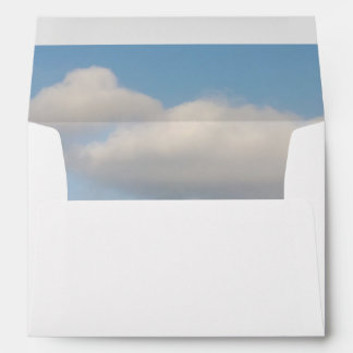 Ciel bleu et nuages blancs enveloppes mariage phot