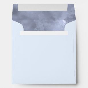 Ciel hanté avec enveloppes bleues à la masse