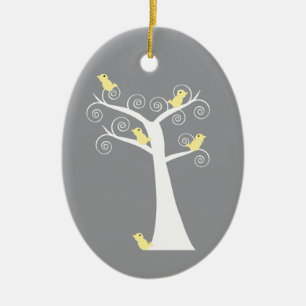 Cinq oiseaux jaunes dans un ornement d'arbre