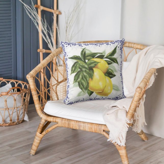 Citrons et oreiller à jetons | Charme de campagne  (White Pillow with large lemons and leaves with a border of Blue Toile Filigree in a wicker chair)