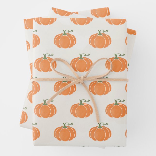 Citrouille orange sur papier cadeau beige (En situation)