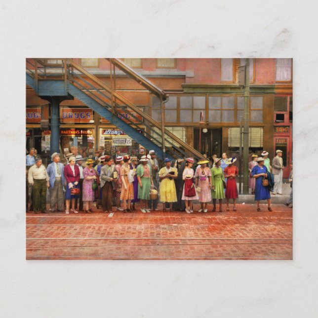 City - Chicago - Waiting for a street car 1940 Postcard (Front)