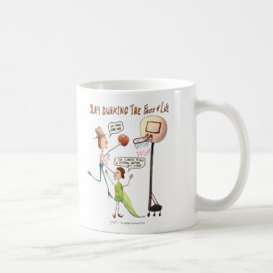 Claquement trempant la tasse de réalités de la v