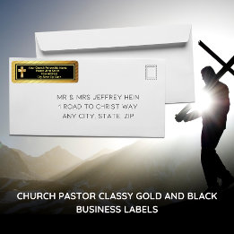 Classe d'or et de noir pour le pasteur de l'église