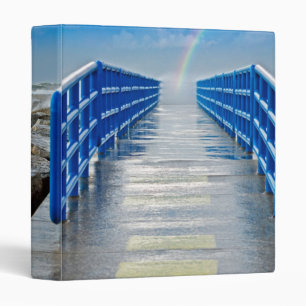 Classeur arc-en-ciel sur quai humide