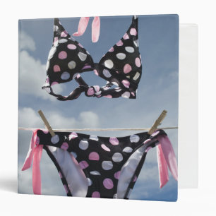 Classeur Bikini accrochant sur une corde à linge