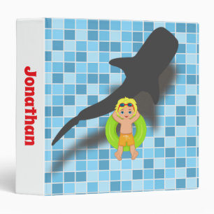Classeur Blond Boy flottant dans la piscine avec requin bal