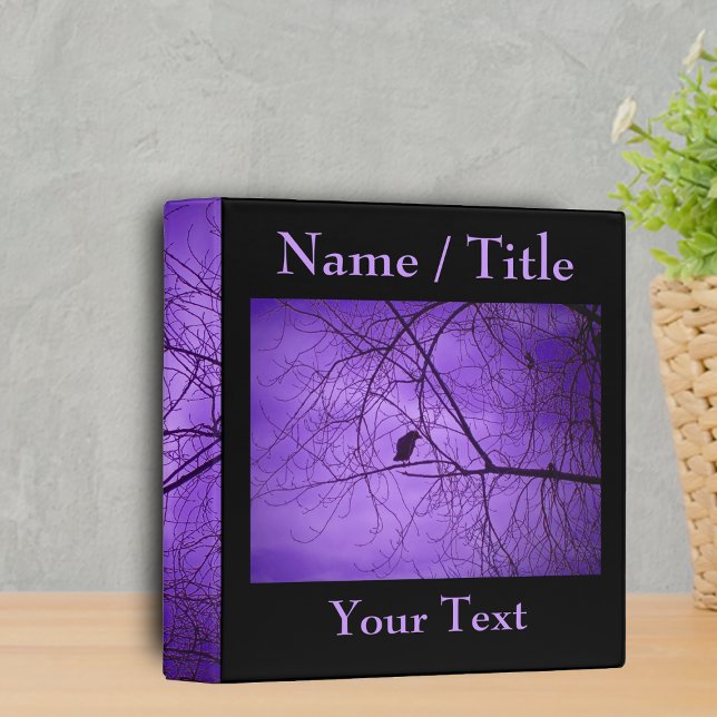 Classeur Ciel pourpre de Corbeau noir (Single black crow in black barren tree branches misty purple sky on black binder.)