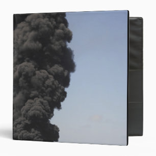 Classeur Des nuages sombres de fumée et de feu émergent
