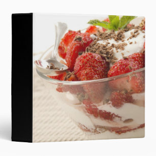 Classeur Dessert de fraise avec du yaourt frais