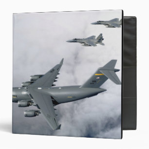 Classeur F-15B Eagles escorte le premier C-17 basé à Hawaï