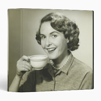 Classeur Femme tenant des tasses