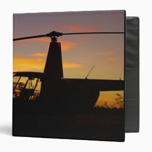Classeur hélicoptère Robinson R44 au coucher du soleil